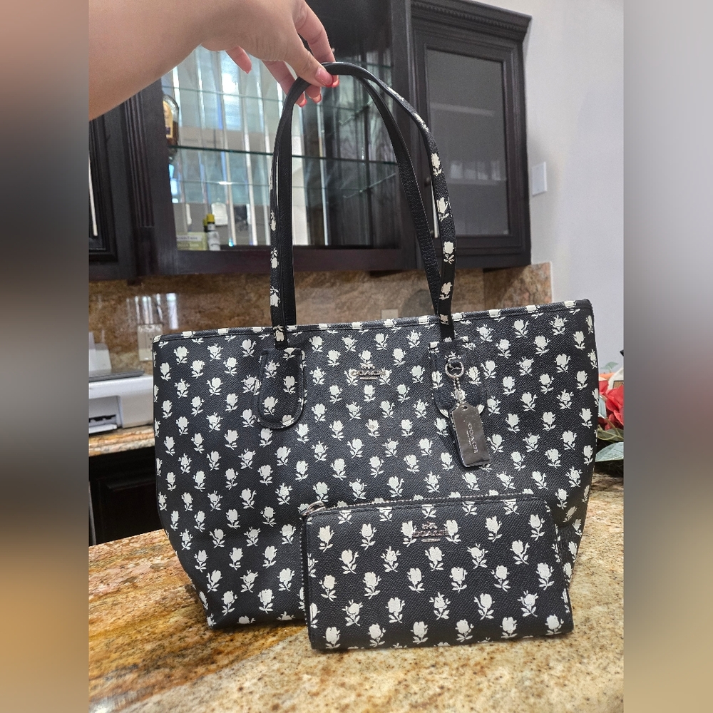 COACH Tote With Floral Print And Wallet🖤